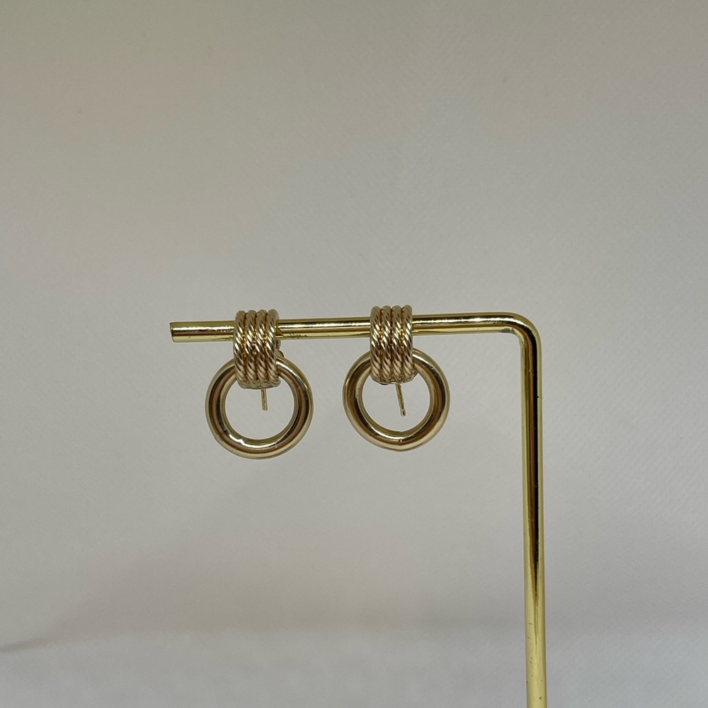 Elegant 14kt Gold Hoop Earrings